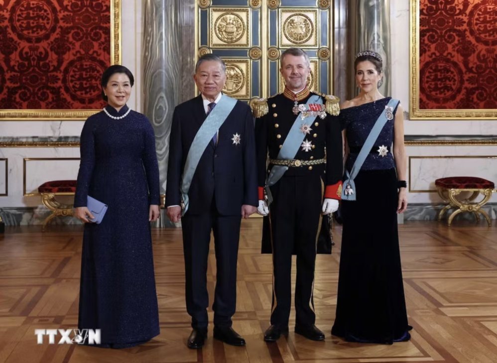 Tổng Bí thư, Chủ tịch nước Tô Lâm và Phu nhân cùng Nhà Vua Đan Mạch Frederik X và Hoàng hậu Mary chụp ảnh chung. Ảnh: TTXVN