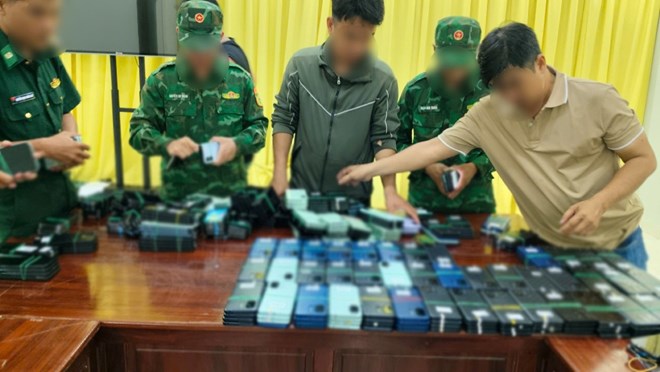 Biên phòng An Giang bắt vụ vận chuyển 449 điện thoại di động không rõ nguồn gốc
