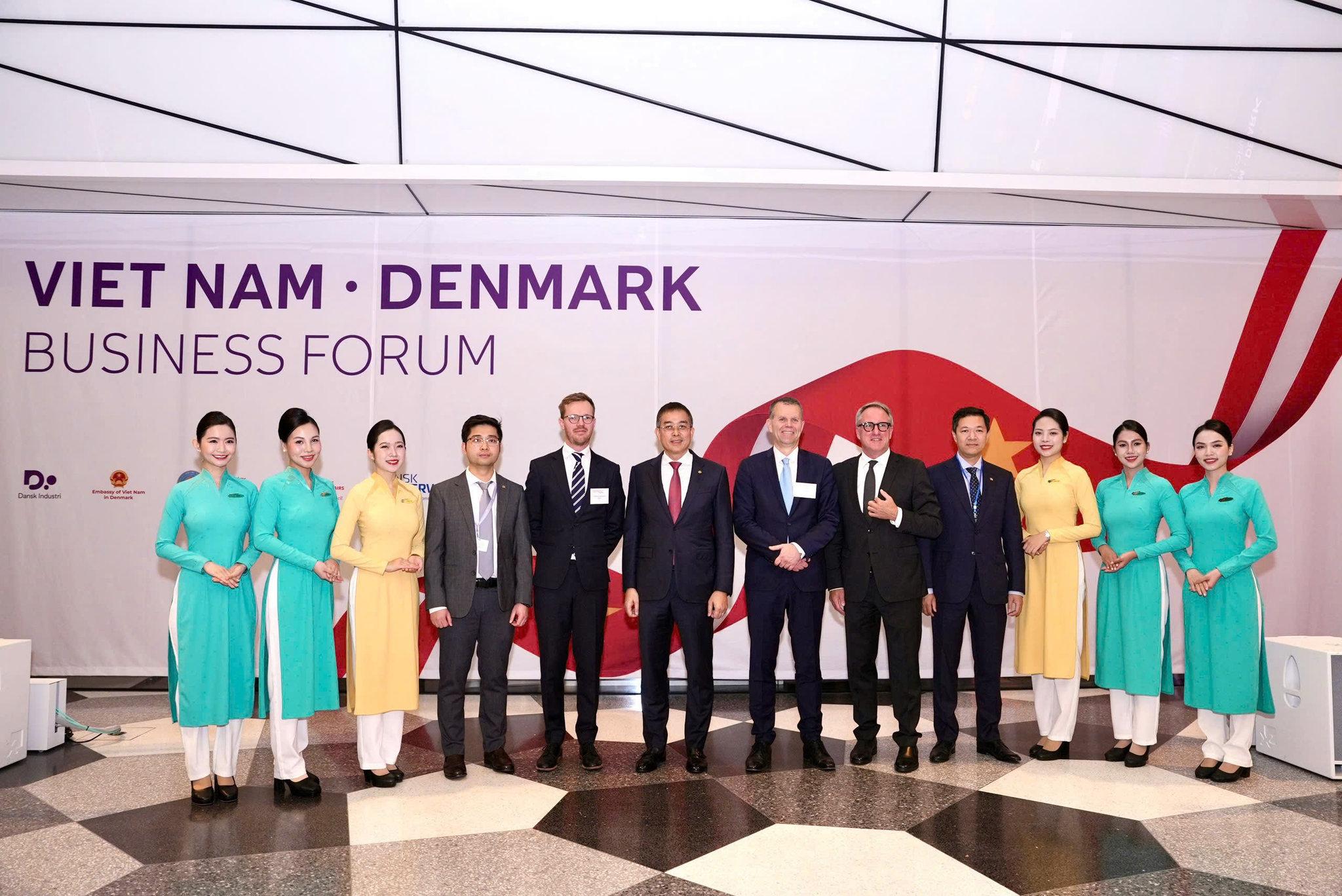 Chủ tịch HĐQT Đặng Ngọc Hoà cùng các đối tác Copenhagen Airports A_S, hãng hàng không SAS và Danish Industry tại Diễn đàn doanh nghiệp Việt Nam - Đan Mạch