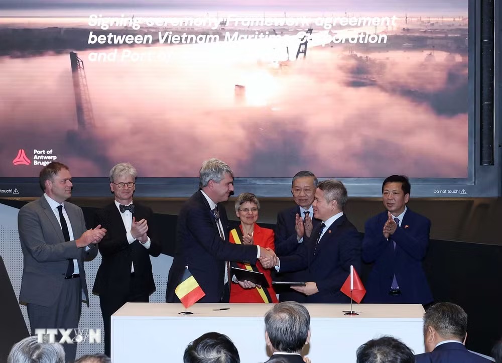 Tổng Bí thư, Chủ tịch nước Tô Lâm chứng kiến lễ ký biên bản ghi nhớ giữa Cảng Antwerp và Tập đoàn Hàng hải Việt Nam. Ảnh: Thống Nhất/TTXVN