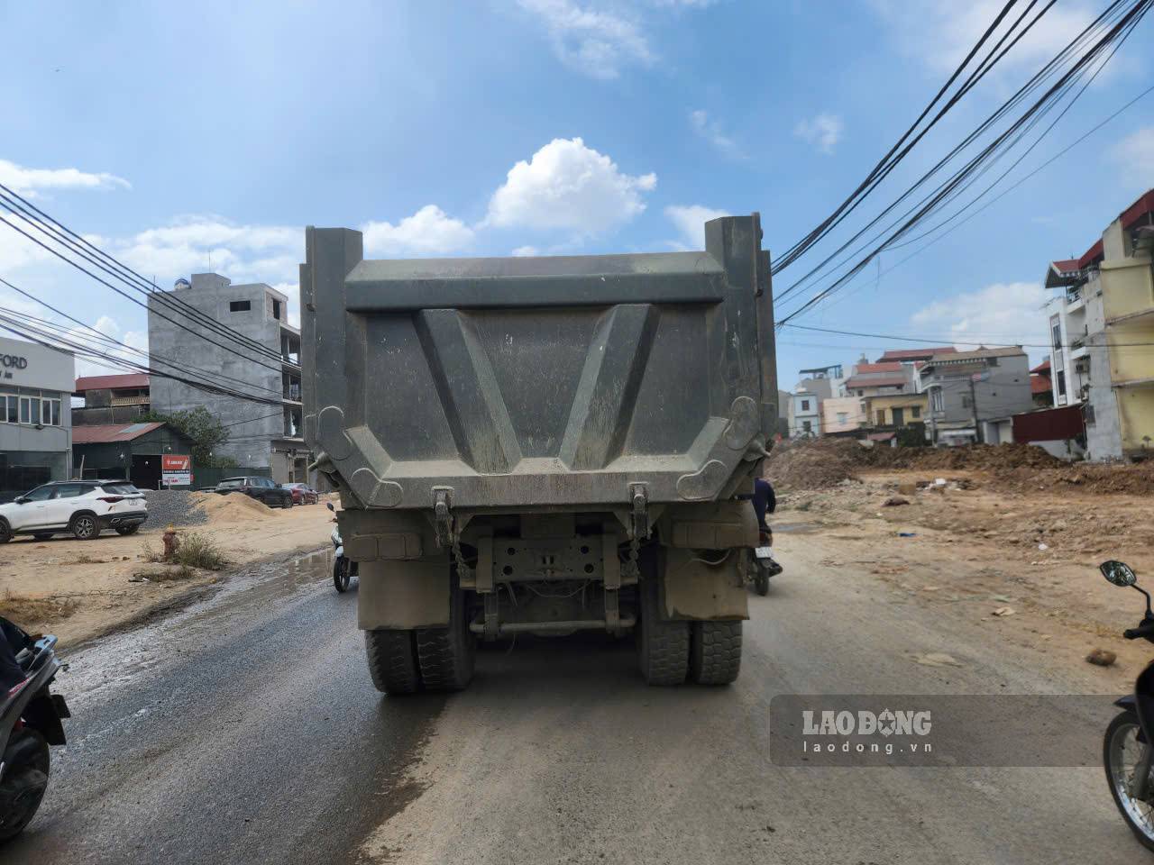 Xe tải chở đất không che chắn cẩn thận làm mờ biển số và bẩn đường trên QL6 Hà Nội. Ảnh: Minh Hạnh chụp ngày 22.10.2026.