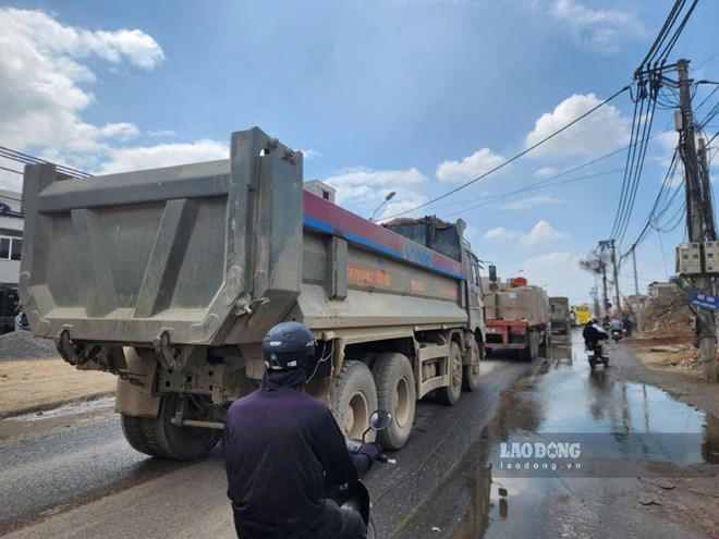 Xe tải chở vật liệu gây ô nhiễm nhiều tuyến đường Hà Nội