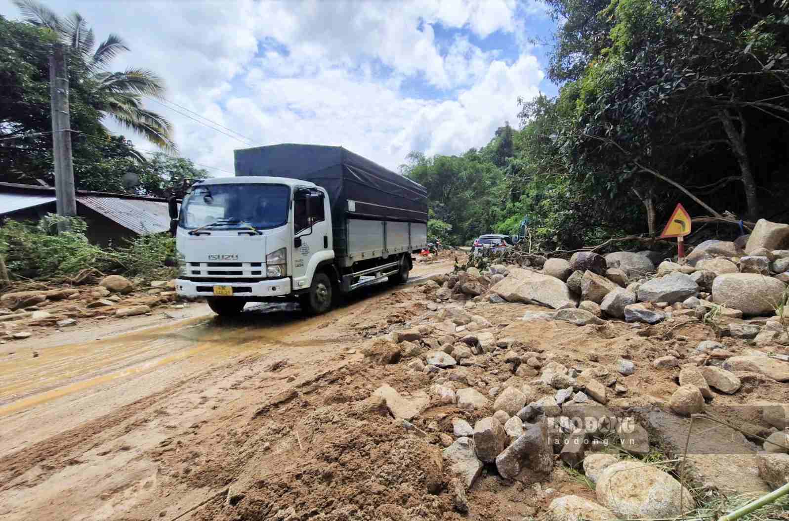 Điểm sạt lở nguy hiểm trên Quốc lộ 55, đoạn qua đèo Đa Mi (xã La Dạ). Ảnh: Phúc Khánh (chụp tháng 9.2026)