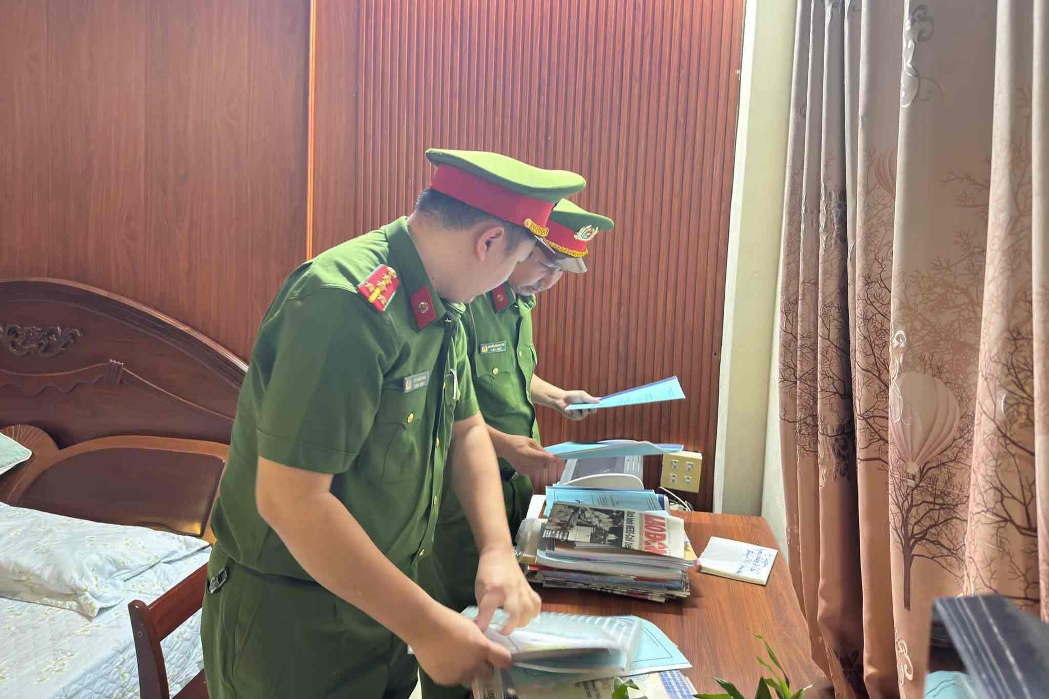 Cơ quan điều tra khám xét nơi ở của Lâm. Ảnh: Công an tỉnh Phú Thọ