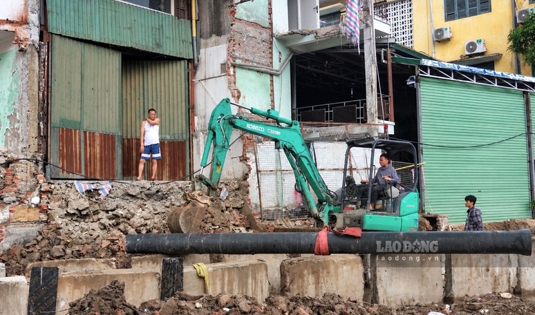 Ông Dương Minh Khuê, phường Từ Liêm (Mỹ Đình 2 cũ): Những năm qua, cứ mưa xuống là đường lại lầy lội, đi lại rất vất vả. Chúng tôi mong sau khi tuyến đường hoàn thành sẽ khang trang, sạch đẹp hơn, việc đi lại cũng thuận tiện hơn.