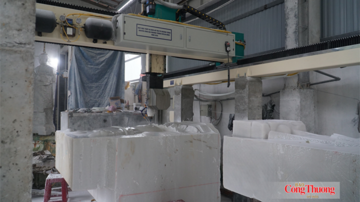 Hệ thống máy CNC điêu khắc đá 4 trục dạng nằm của Hộ kinh doanh sản xuất, kinh doanh đá mỹ nghệ Huy Hùng (phường Ngũ Hành Sơn) được chương trình khuyến công Đà Nẵng hỗ trợ gần 300 triệu đồng.