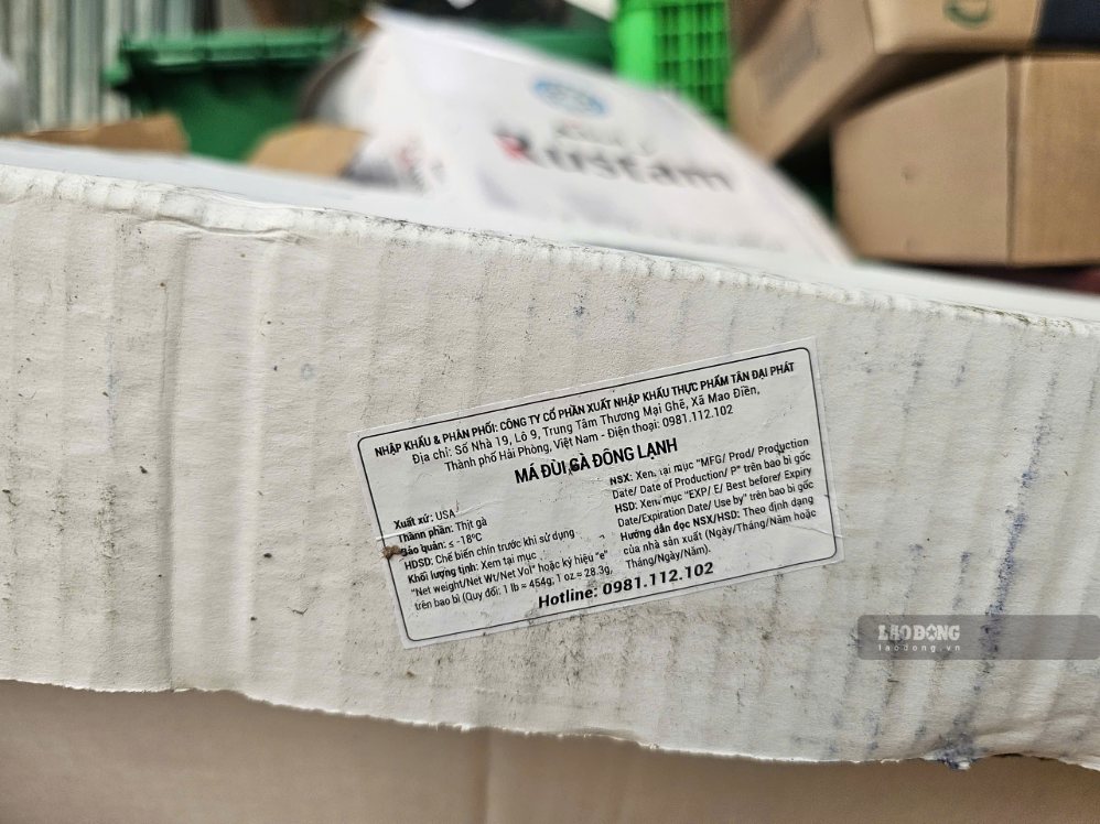 Nhiều bao bì có ghi nhập khẩu thịt trâu từ Ấn Độ, thịt gà đông lạnh tập kết bên ngoài Công ty Mai Phương. Ảnh: Sóng Hữu