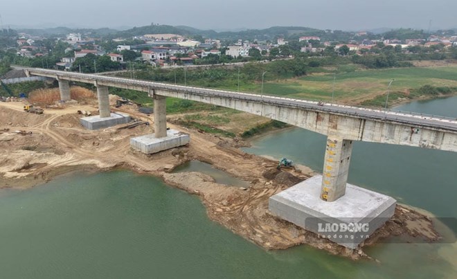 Sửa chữa cầu sông Lô chậm tiến độ, người dân đi lại gặp khó khăn