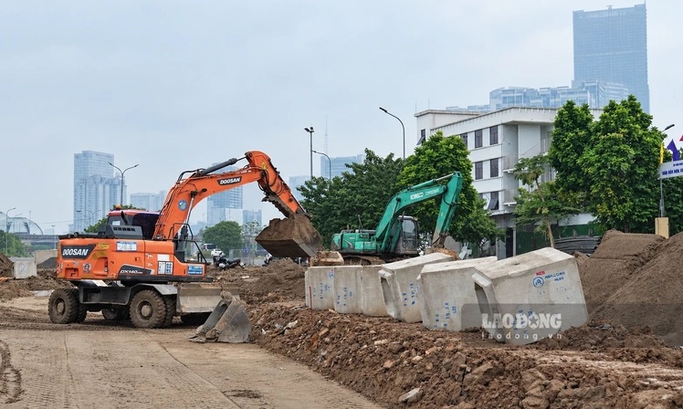 Nhiều máy móc, thiết bị được huy động đến công trường nhằm đẩy nhanh tiến độ thi công.