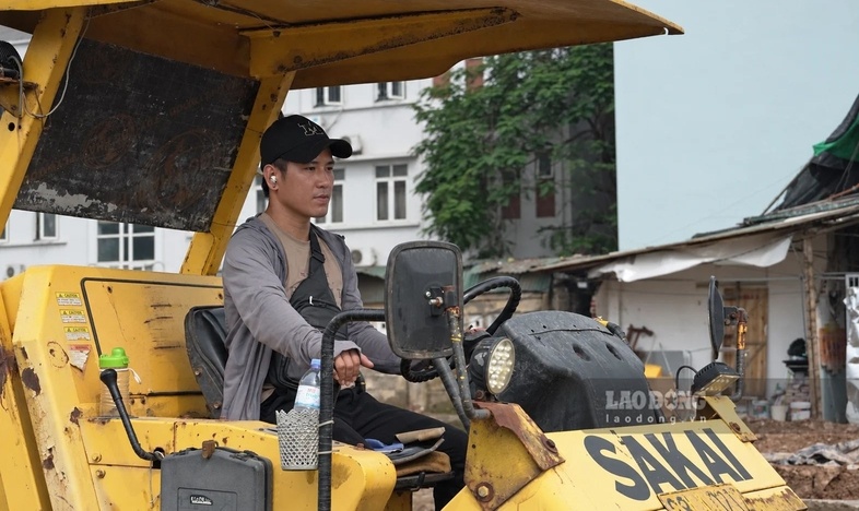 Anh Nguyễn Sỹ Hoàng - công nhân làm việc tại dự án cho biết, hiện tại anh cùng các công nhân khác đang triển khai san gạt mặt bằng và hệ thống thoát nước cho dự án.
