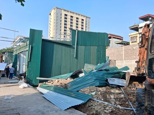 Thanh Liệt cưỡng chế công trình vi phạm trên đất công. Ảnh: Minh Hạnh