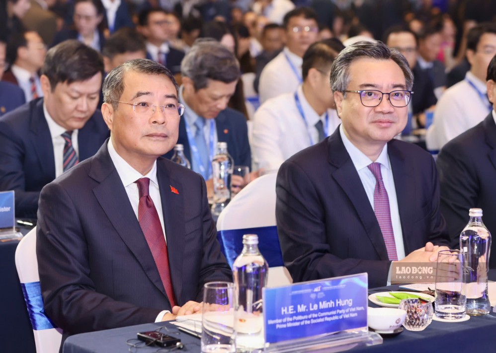 Ủy viên Bộ Chính trị, Thủ tướng Chính phủ nước Cộng hòa Xã hội Chủ nghĩa Việt Nam Lê Minh Hưng; Ủy viên Bộ Chính trị, Bí thư Trung ương Đảng, Trưởng Ban Chính sách, Chiến lược Trung ương Việt Nam Nguyễn Thanh Nghị trong diễn đàn. Ảnh: Anh Tú