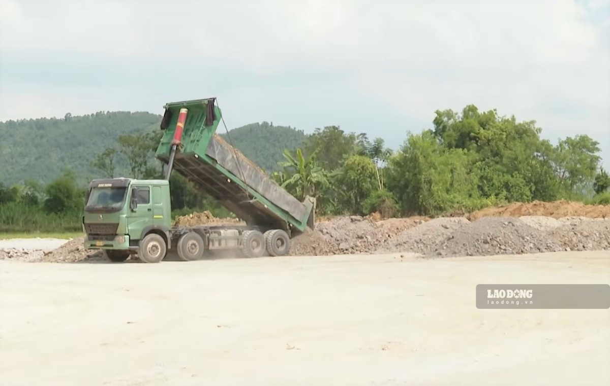 Các nhà thầu thi công cao tốc Vinh - Thanh Thủy đang tập trung huy động máy móc, nhân lực để đẩy nhanh tiến độ dự án. Ảnh: Duy Chương (10.2026)