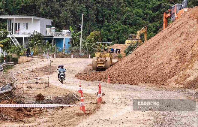Quốc lộ 28 đoạn tiếp giáp giữa xã Tà Đùng và xã Phúc Thọ Lâm Hà bị sạt trượt, sụt lún nghiêm trọng. Ảnh: Phúc Khánh (chụp ngày 28.10)
