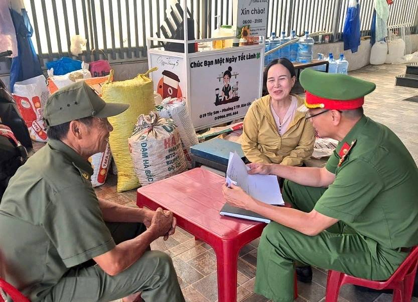 Công an phường 3 Bảo Lộc tuyên truyền tại hộ thu mua cà phê. Ảnh: Công an phường 3 Bảo Lộc